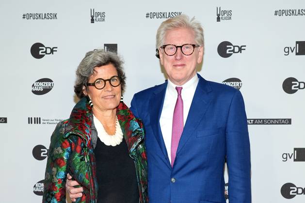 Theo Koll und seine Ehefrau Franziska Castell bei der Opus Klassik 2023 Verleihung am 8.10.2023 in Berlin Opus Klassik 2